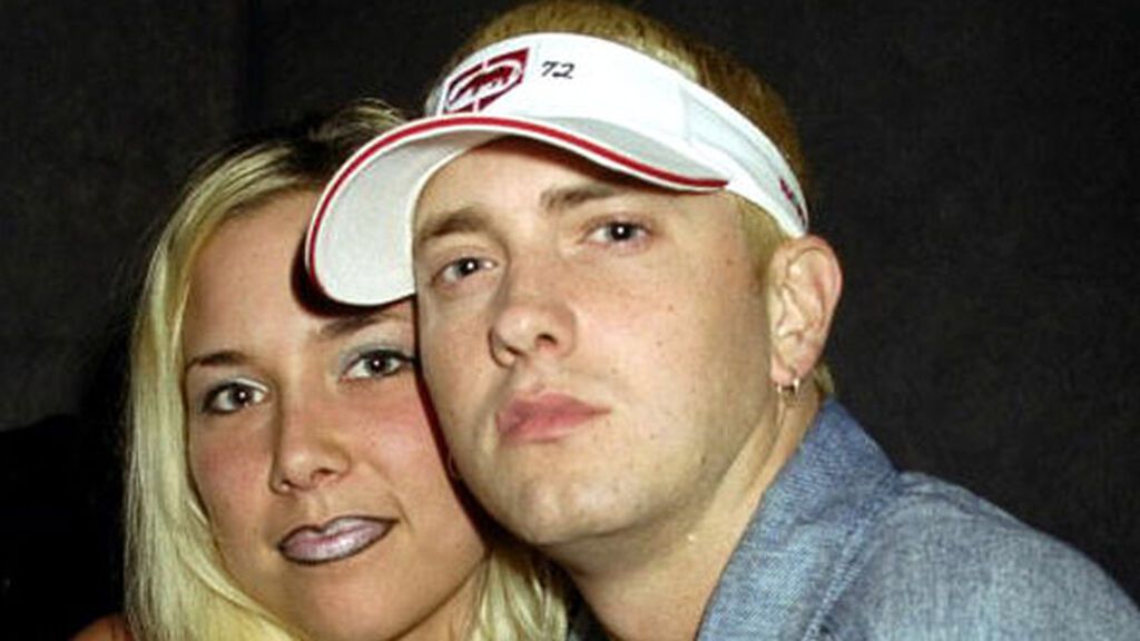Eminem a inceput sa se intalneasca cu Kimberly cand erau la facultate.