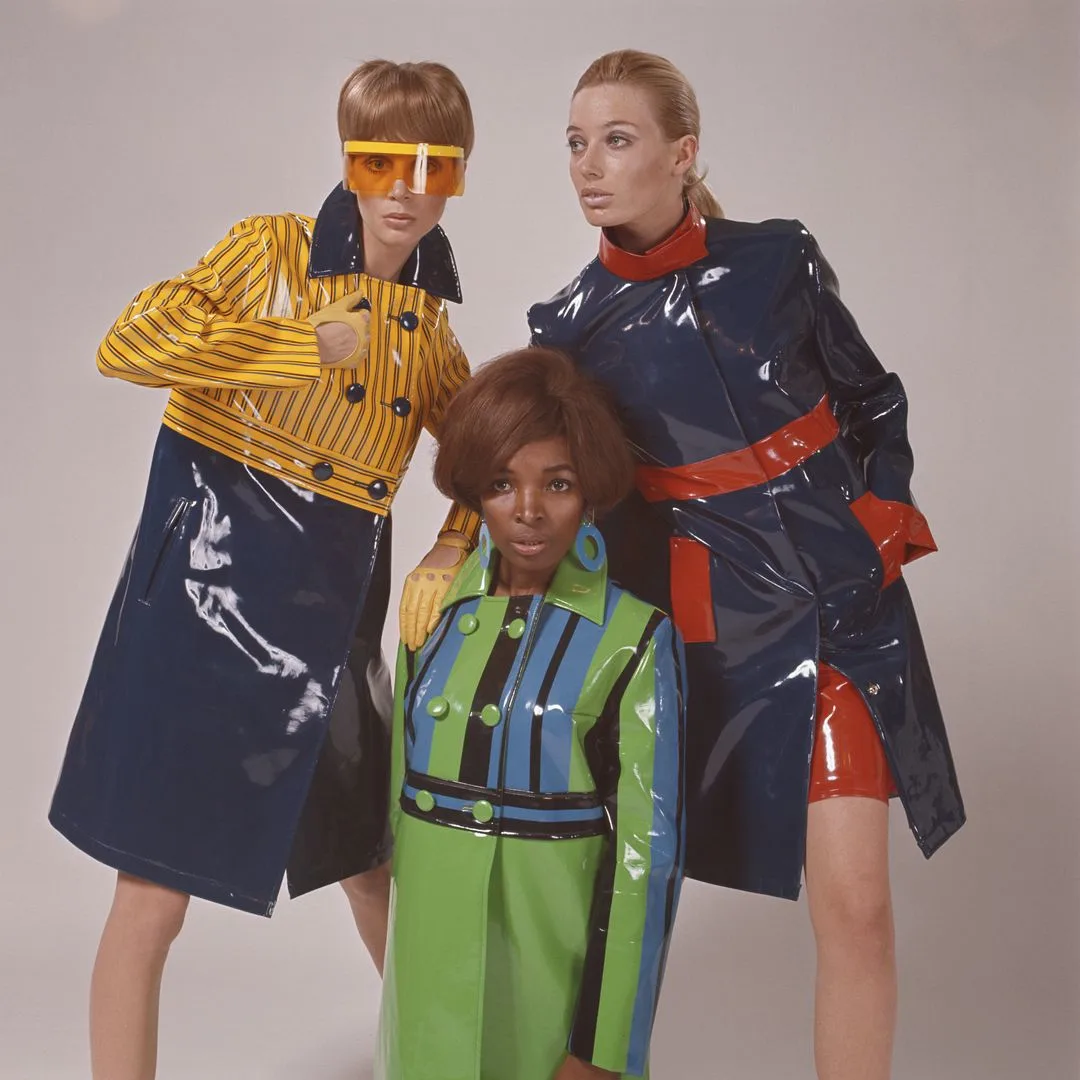 Modele din anii 1960 purtand haine din PVC
