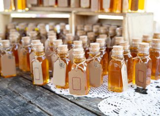 Idei creative pentru utilizarea sticlelor de mărturii de 200 ml în decorul nunții