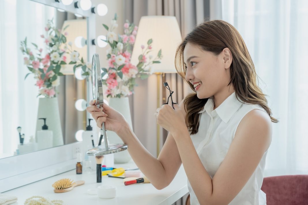 cum-sa-creezi-coltul-perfect-pentru-doamne-in-dormitor-pentru-machiaj-si-produse-cosmetice.jpg
