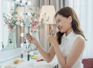 Cum să creezi colțul perfect pentru doamne în dormitor pentru machiaj și produse cosmetice