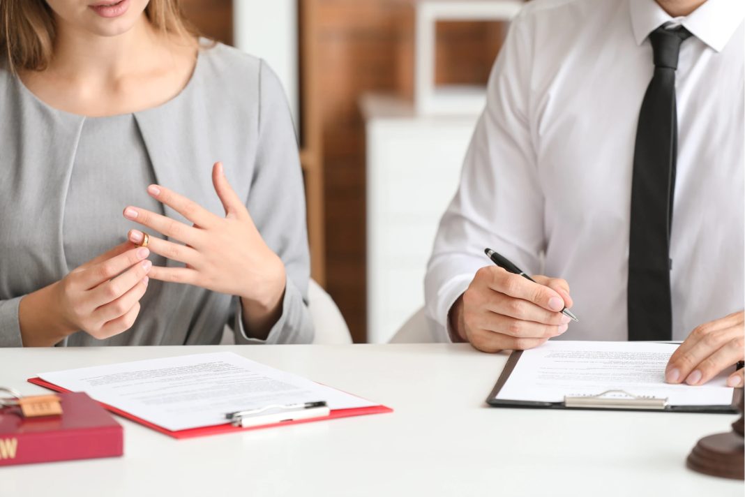 divortul-nu-mai-este-amiabil-iata-cand-ar-trebui-sa-consulti-un-avocat.jpg