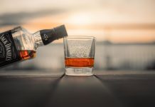 Jack Daniel’s: prețul, tradiția Tennessee Whiskey și diversitatea sortimentelor